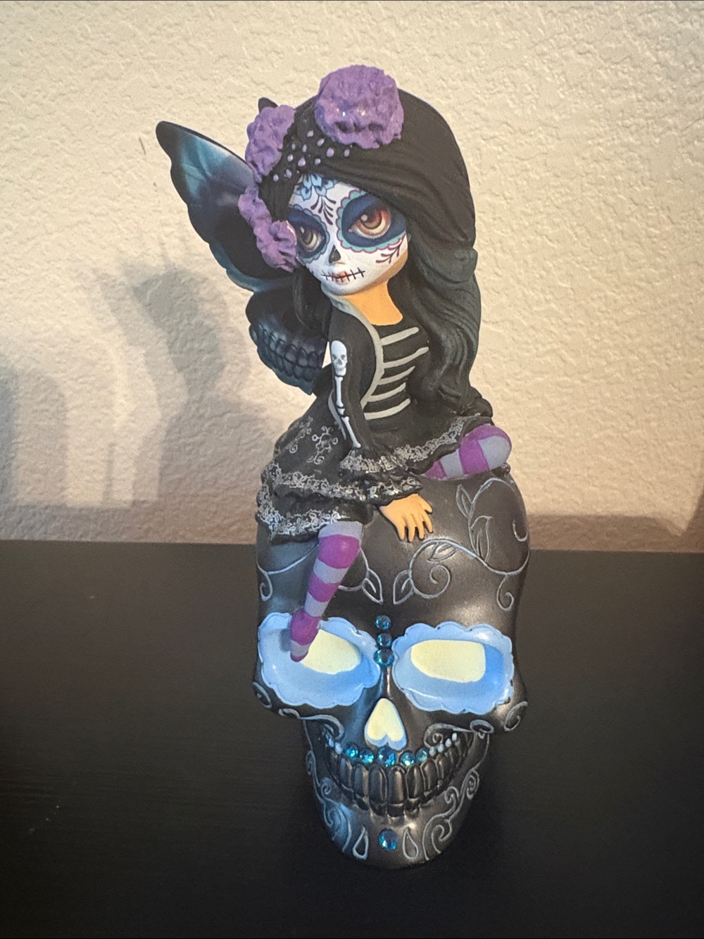 New Beautiful Hand-Painted Purple Dia de los Muertos Fairy on Skull Figurine - Picture 3 of 11